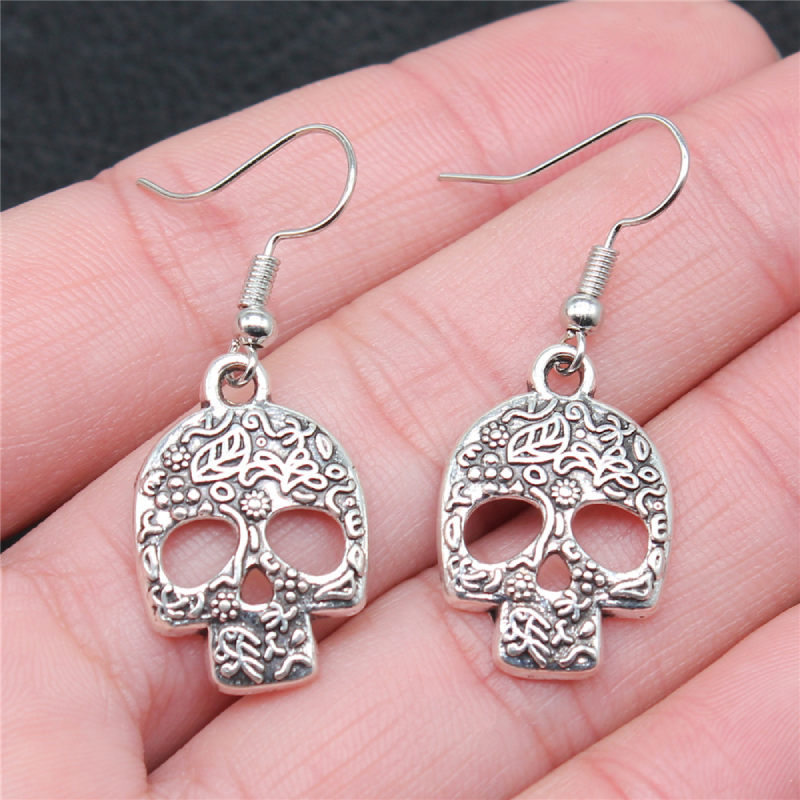 Punk Skull Earrings: Sliver