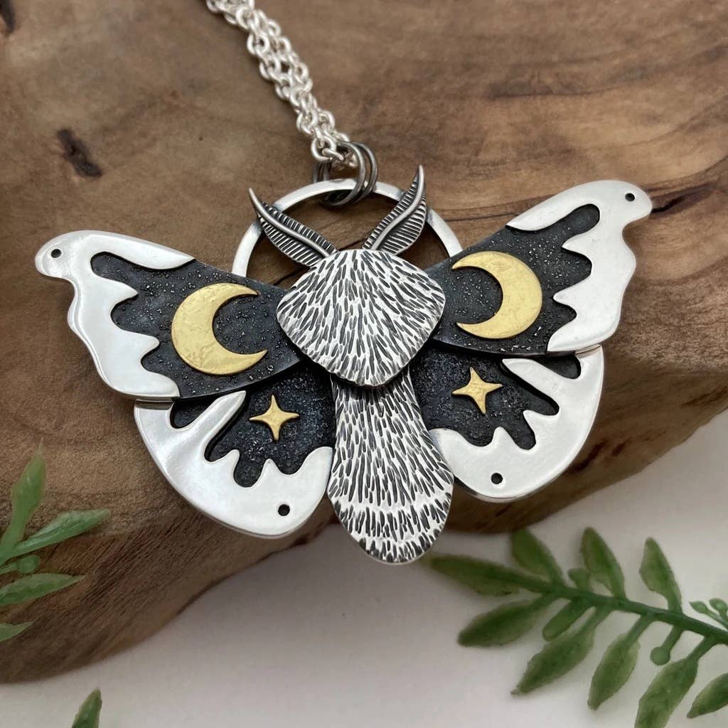 Vintage Jewelry Alloy Silver Moth Pendant Necklace: Silver