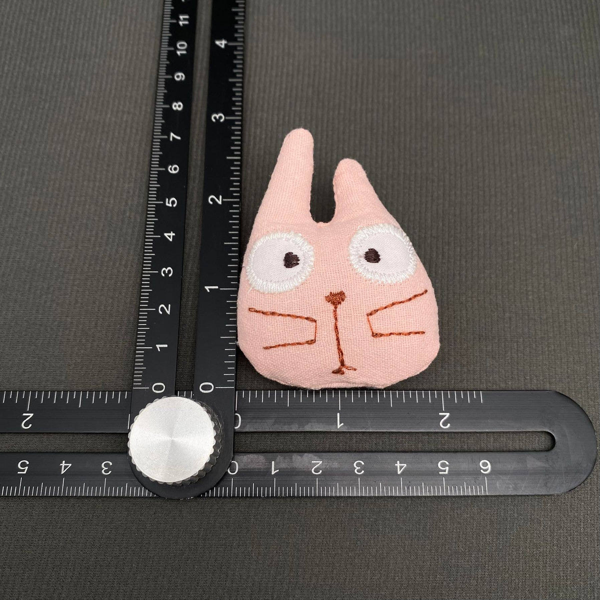 Funny Cat Head Linen-cotton Cloth Cartoon Brooch: Black