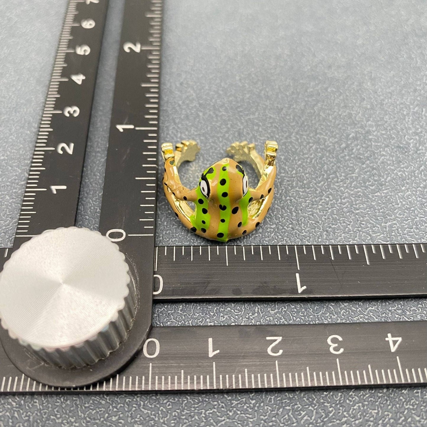 Funny Enamel Tree Frog Ring: A