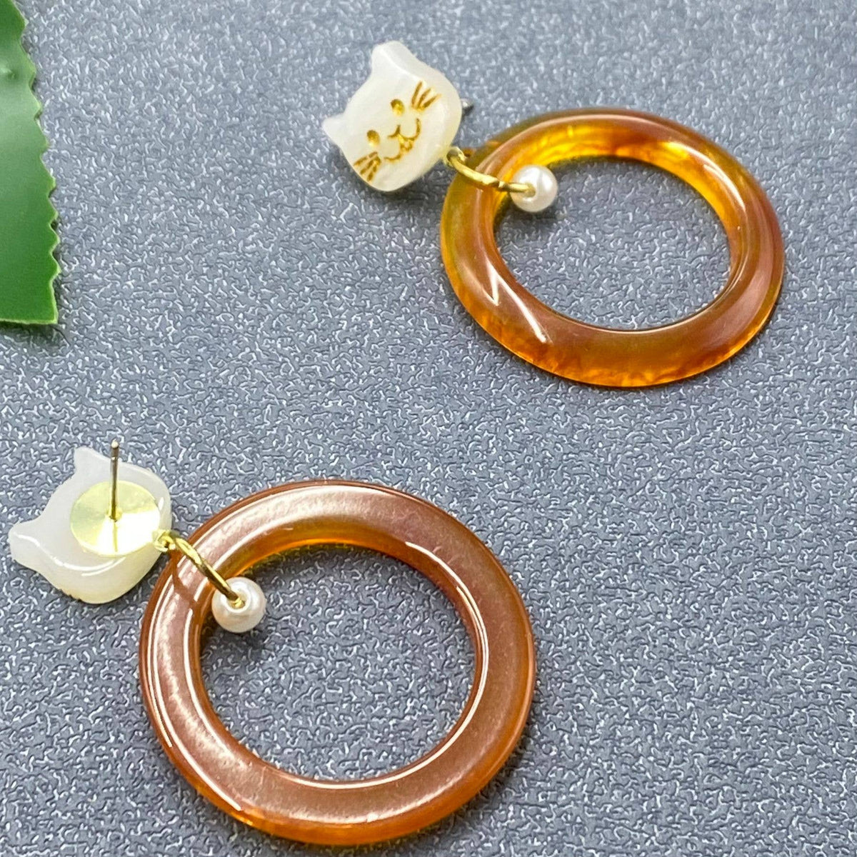 Brown Resin Ring Charm Cat Head Post Earrings - YK