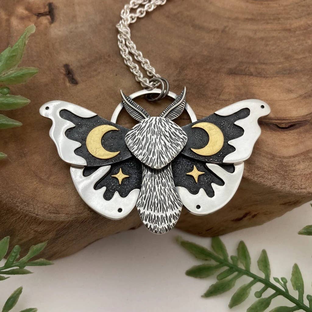 Vintage Jewelry Alloy Silver Moth Pendant Necklace: Silver
