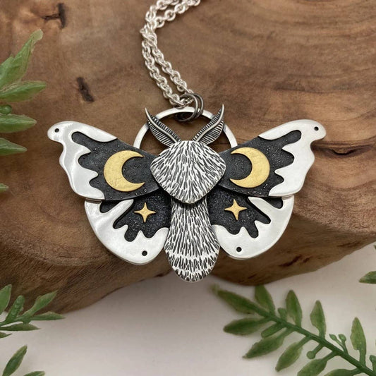 Vintage Jewelry Alloy Silver Moth Pendant Necklace: Silver
