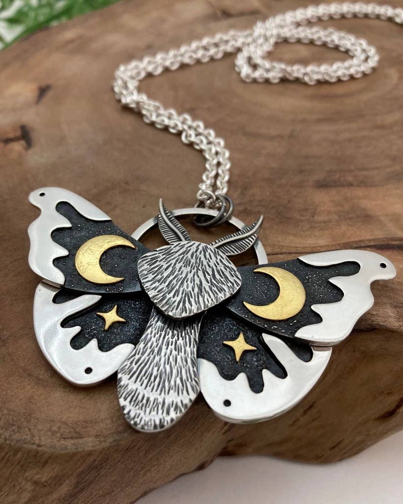 Vintage Jewelry Alloy Silver Moth Pendant Necklace: Silver