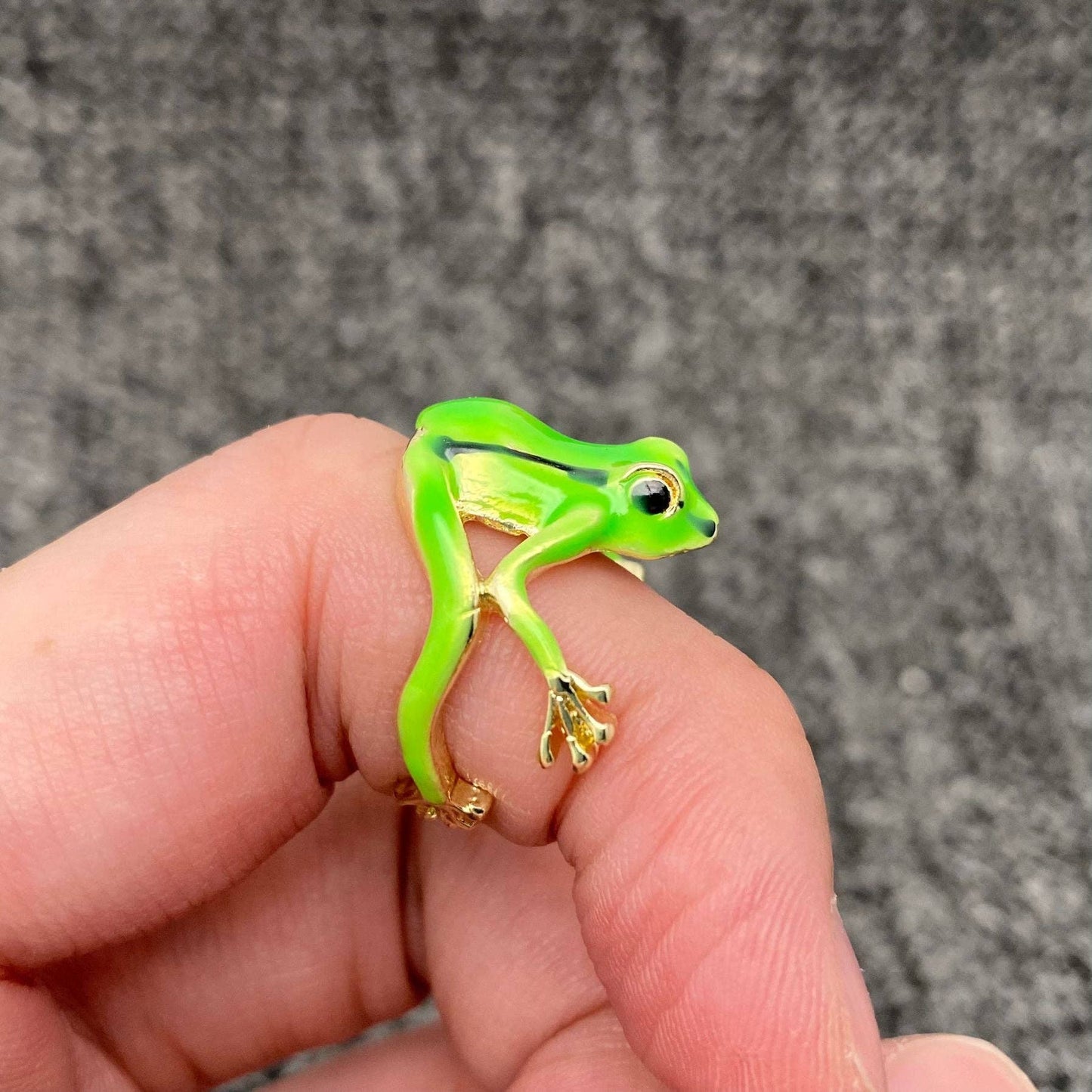 Funny Enamel Tree Frog Ring: A