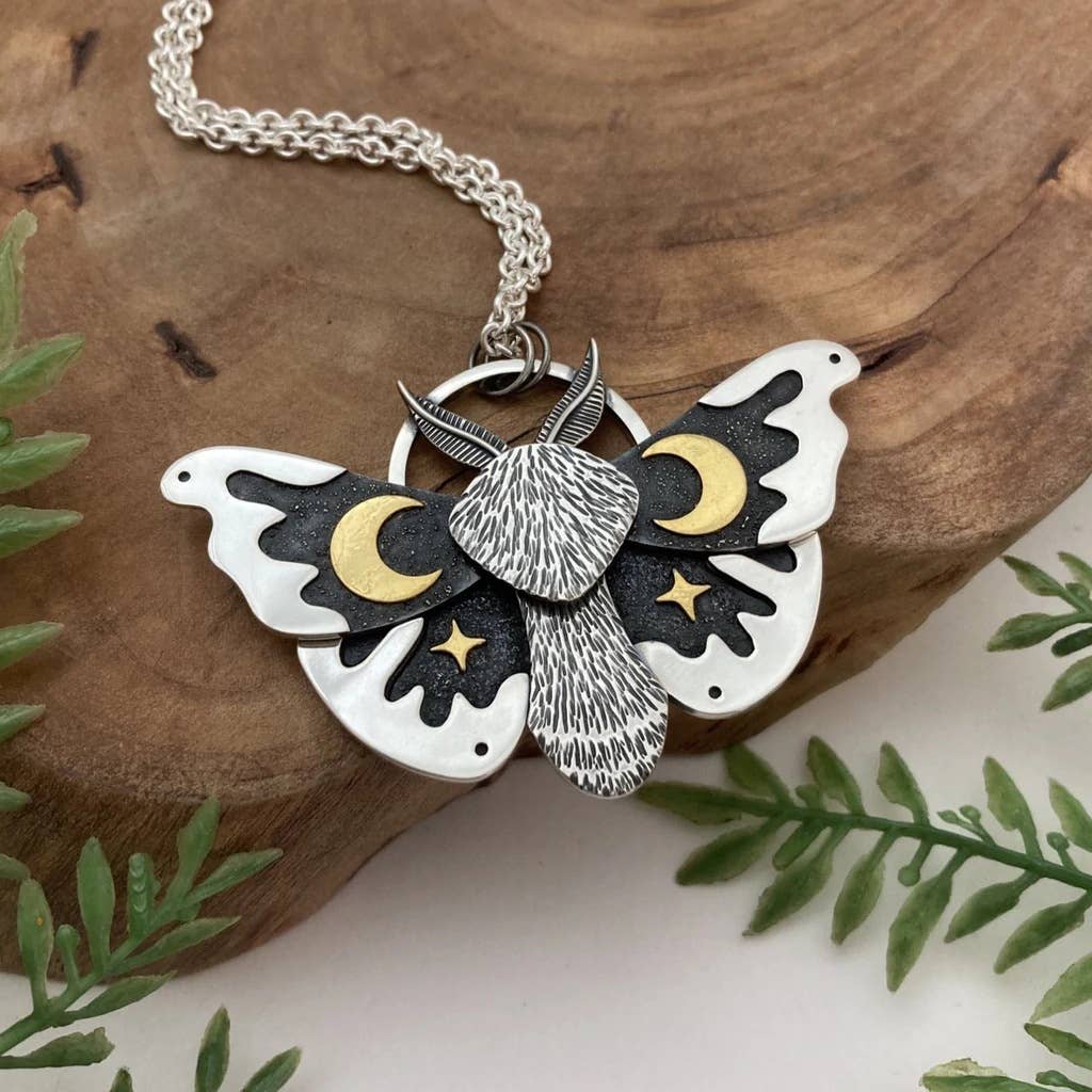 Vintage Jewelry Alloy Silver Moth Pendant Necklace: Silver