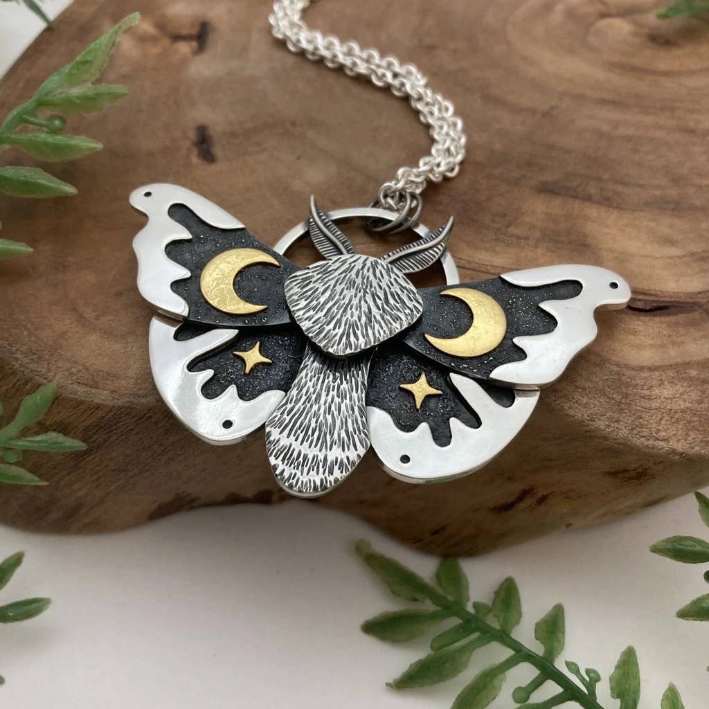 Vintage Jewelry Alloy Silver Moth Pendant Necklace: Silver