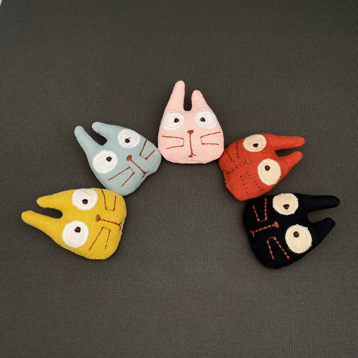 Funny Cat Head Linen-cotton Cloth Cartoon Brooch: Pink