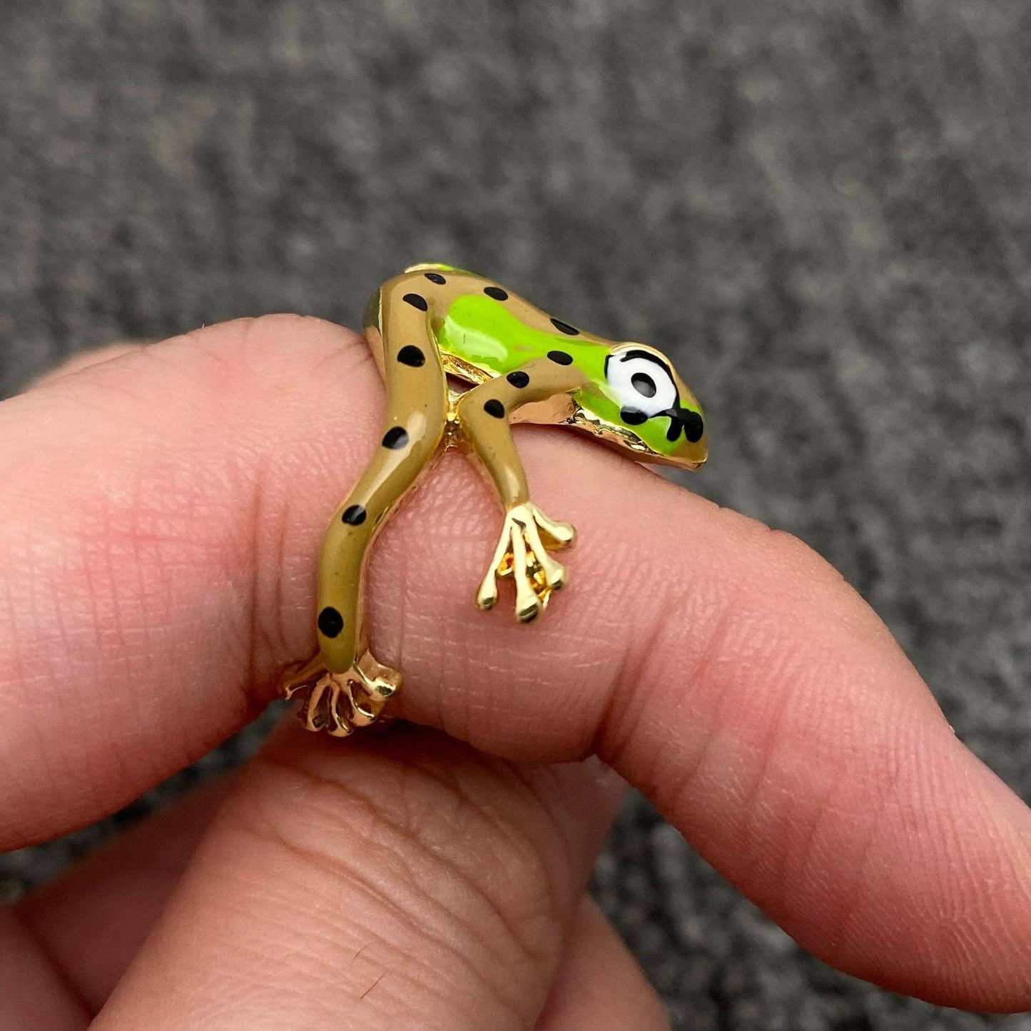 Funny Enamel Tree Frog Ring: A
